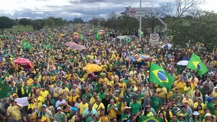 Bolsonaro yanlıları, Brezilya'nın başkentinde askeri müdahale çağrısıyla gösteri düzenledi.