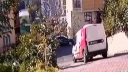 KAĞITHANE'DE ARAÇ METRELERCE YÜKSEKLİKTEN APARTMAN BOŞLUĞUNA UÇTU