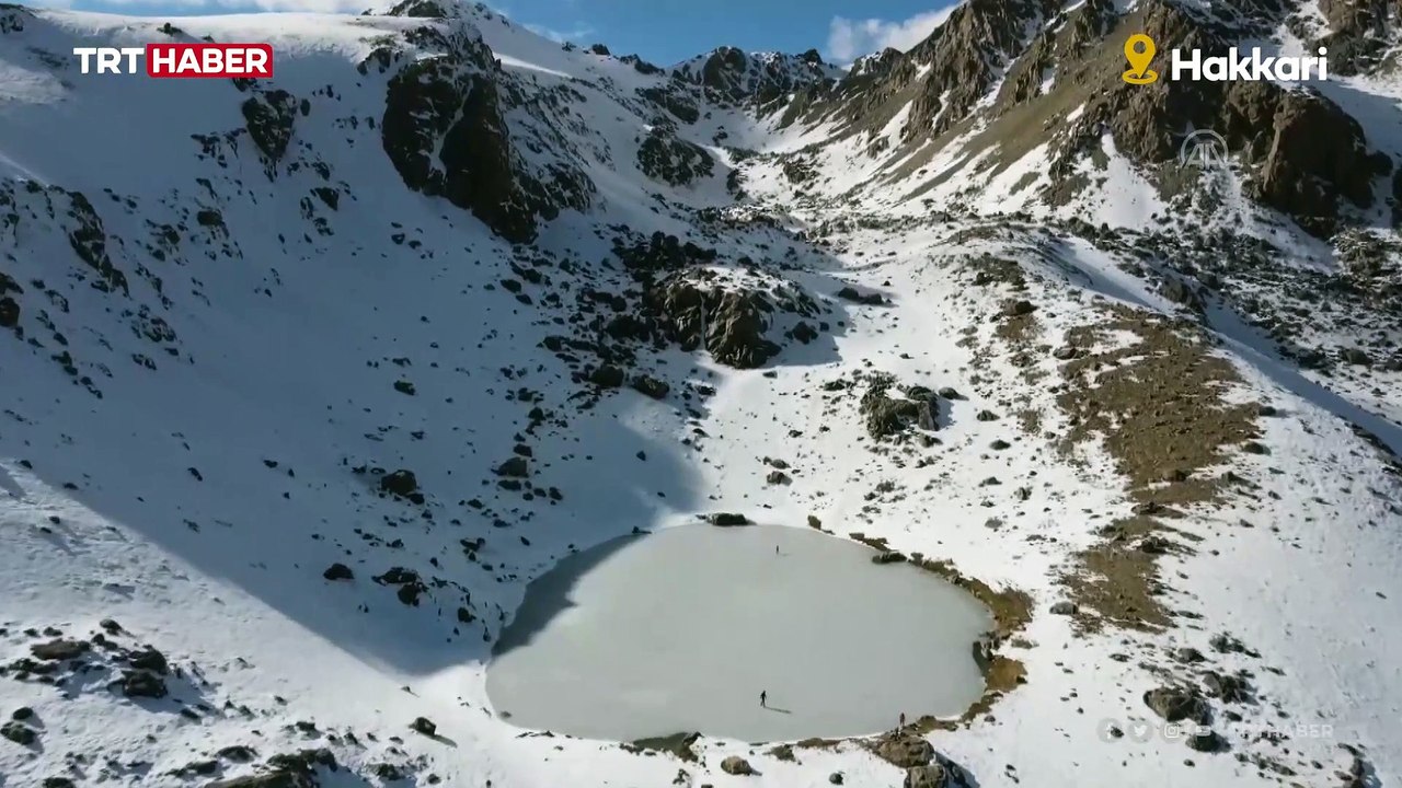 Yüzeyi donan Seyithan Gölü'nde buz pateni yaptılar