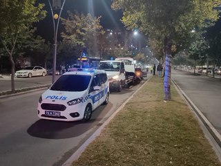 OTOMOBİLİN ÖNÜNÜ KESİP, 2 KİŞİYİ SİLAHLA YARALADI