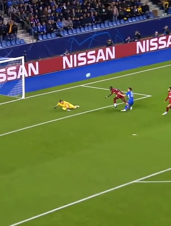 Firmino pass the ball