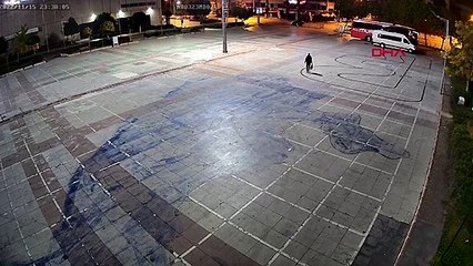 Yine ortaya çıktılar! Atatürk Anıtı'na balyozlu saldırı