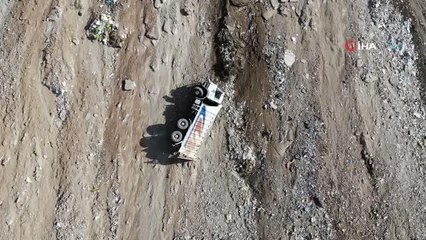 Hafriyat kamyonu uçurumdan yuvarlandı