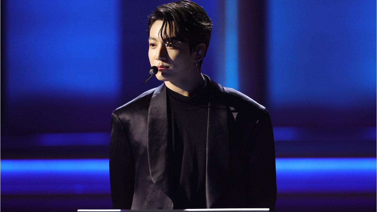 VOICI - Coupe du monde 2022 : qui est Jungkook, le chanteur de BTS, qui va se produire lors de la cérémonie d'ouverture au Qatar ?