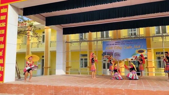 Nhóm nam sinh múa “Để mị nói cho mà nghe”: Xoay váy điệu nghệ, phái đẹp cũng phải xuýt xoa