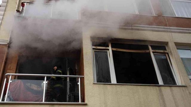 Yangında can pazarı... Mahsur kalan kadını kapıyı kırarak kurtardılar