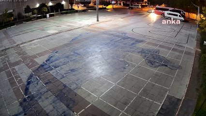 Yakalayın bu haini! Atatürk Anıtı'na hain saldırı