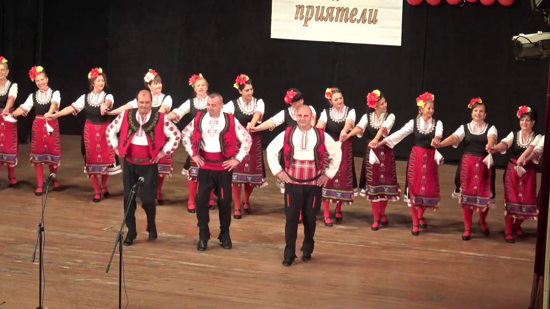 ⁣На сцената танцов клуб