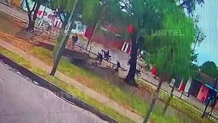 Cámara captó el robo violento de Bs 500 mil que dejó a un hombre en terapia intensiva