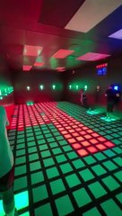 Le jeu "The floor is lava" dans une salle d'arcade