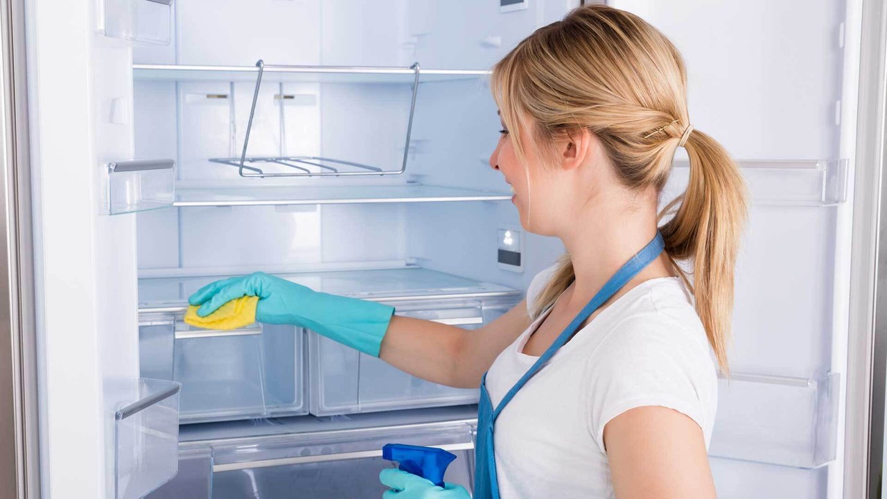 Kühlschrank reinigen: Die besten Hausmittel und Hacks