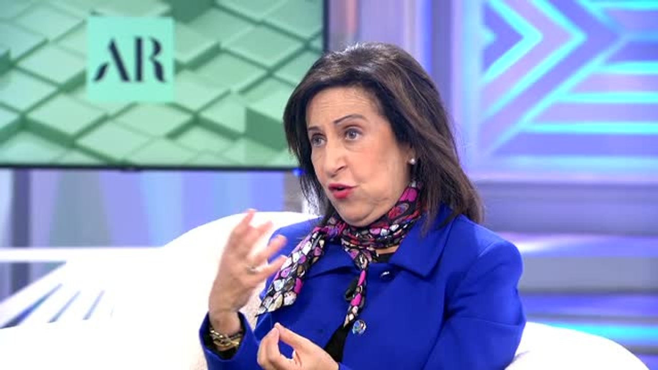 Robles defiende que los magistrados en España son "serios, profesionales, formados y preparados"