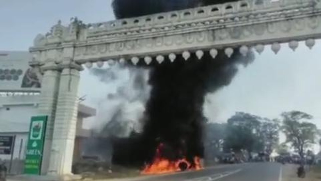 డోర్నకల్: అగ్ని ప్రమాదానికి గురైన ఎరువుల లారీ