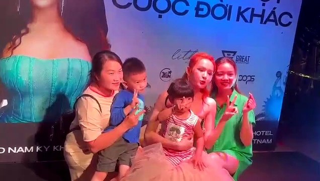 Hiền hồ xuất hiện rạng rỡ “tái xuất” trở lại sân khấu