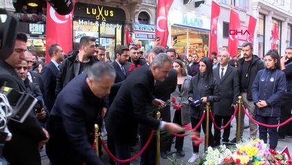 MİLLİ EĞİTİM BAKANI ÖZER, TERÖR SALDIRISININ OLDUĞU NOKTAYA KARANFİL BIRAKTI