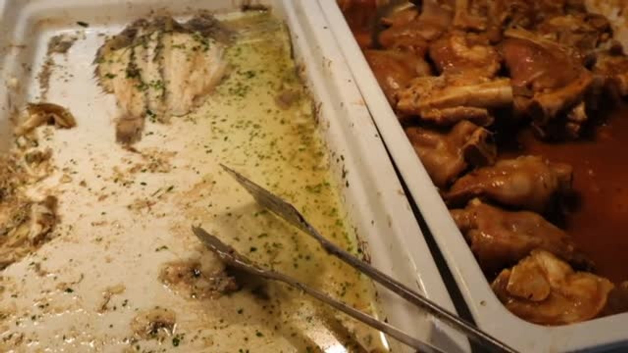 Un grupo de pensionistas se rebela ante la comida que recibe en un hotel de Roquetas de Mar