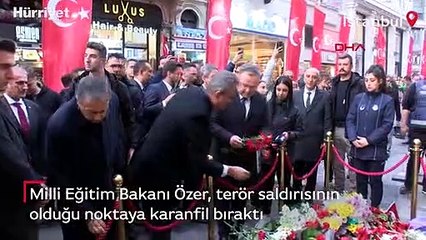 Milli Eğitim Bakanı Özer, terör saldırısının olduğu noktaya karanfil bıraktı