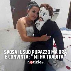 Sposa il suo pupazzo, ma ora è convinta: "Mi ha tradita, è stato visto in un motel con un'altra"