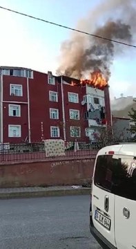 Arnavutköy'de 5 katlı binanın çatı katı alev alev yandı