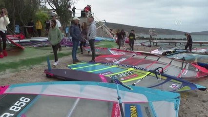 PWA Çocuklar ve Gençler Rüzgar Sörfü Dünya Kupası, Alaçatı'da başladı