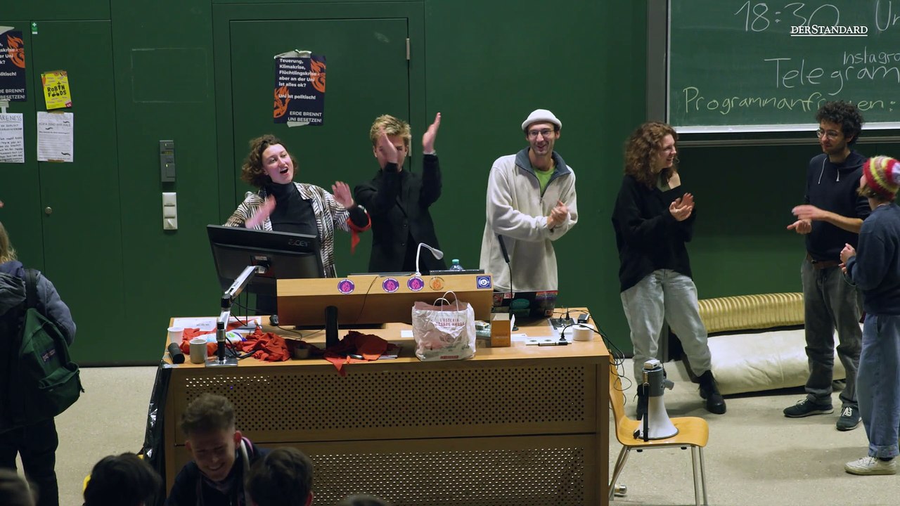 Klimaschützer vor besetztem Hörsaal: 'Bei den Entscheidungsträgern passiert gar nichts'