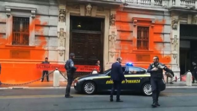 Ultima Generazione imbratta la sede di Cassa depositi e prestiti