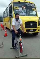 Les dan una probada de su propio chocolate