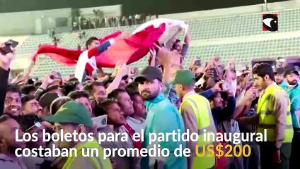 Los trabajadores migrantes miraron la inauguración del Mundial desde afuera de Doha