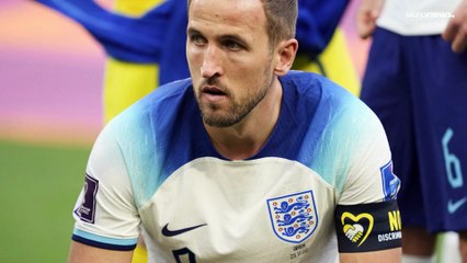 Qatar 2022, l'Inghilterra non indossa la fascia arcobaleno. Scoppia la polemica