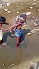 # एक बुजुर्ग इंसान के गले में अजगर  ने लगाया गर्दन में फंदा