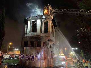 Fatih'te 3 katlı tarihi ahşap bina alev alev yandı