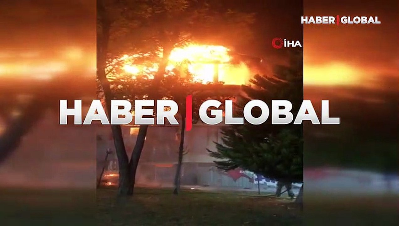 İstanbul'da 3 katlı tarihi ahşap bina alev alev yandı