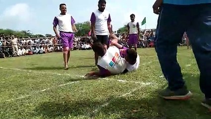 खेलकूद प्रतियोगिता में दिखा रहे दमखम