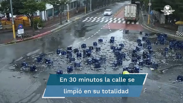 Vuelca camión de cervezas y no creerás la reacción de los ciudadanos