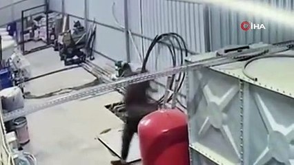 Telefonla konuşurken bodrum kata düştü, o anlar kameraya yansıdı