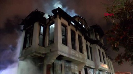 Fatih'te 3 katlı tarihi binada yangın