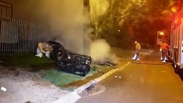Entulhos pegam fogo em frente à residência e Corpo de Bombeiros é acionado no bairro Santa Felicidade