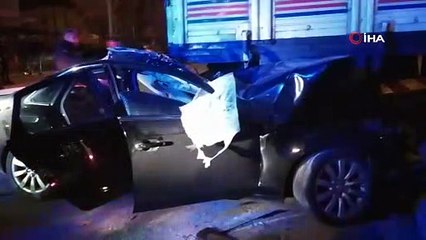 Kontrolden çıkan otomobil park halindeki tırın altına girdi