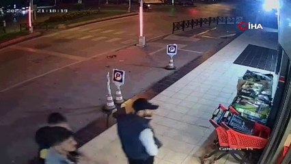 Bıçak tehdidiyle markete götürüp içki aldırdılar