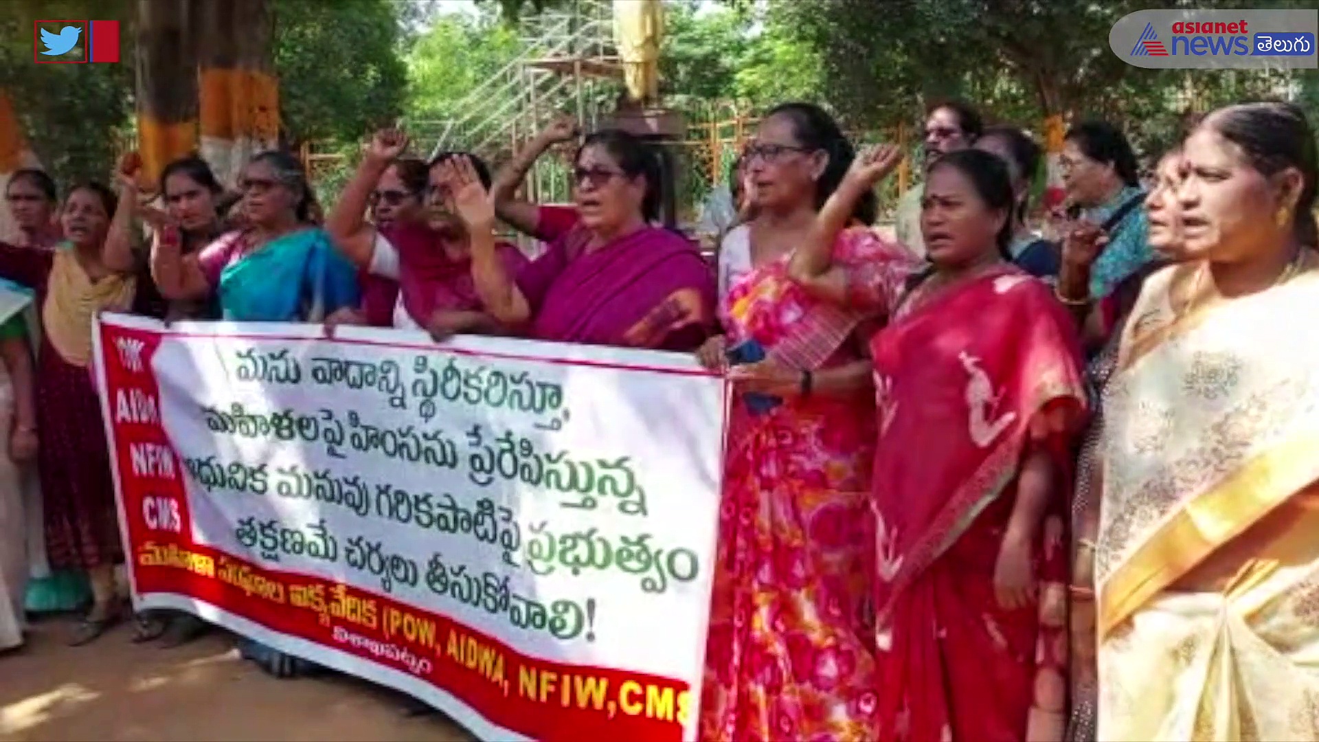 ప్రవచనకర్త గరికపాటిపై మరో వివాదం... విశాఖలో మహిళా సంఘాల ఆందోళన 