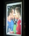 Bacio tra Mbappé e Ronaldo: il Banksy torinese contro l'omofobia in Qatar