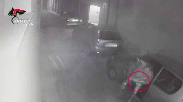 Brucia escavatore con una molotov, arrestato 45enne nel trapanese