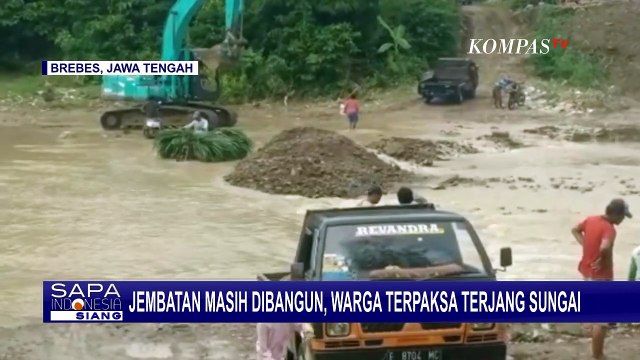 Jembatan Masih Dalam Pengerjaan, Warga Brebes Terpaksa Terjang Arus Sungai untuk Beraktivitas