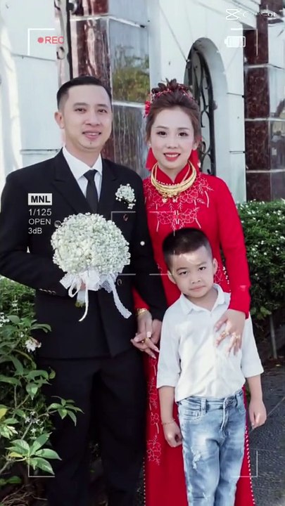 Hình ảnh con trai 6 tuổi vui mừng theo mẹ về nhà chồng trong ngày tái hôn