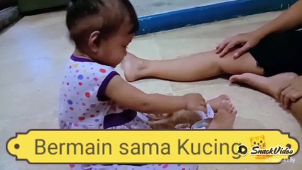Alissa Bermain Bersama Kucing Peliharaannya