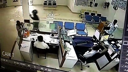 Bank Robbery : अज्ञात दो बदमाशों ने बंदुक की नोंक पर की वारदात, देखें वीडियो...