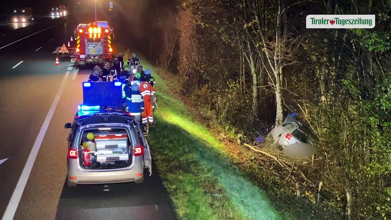 Von Autobahn abgekommen: Ehepaar bei Kundl schwer verunfallt