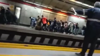 Tahran Metrosu'nda duyulan silah sesleri korku ve paniğe neden oldu