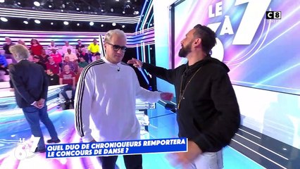 TPMP : deux chroniqueurs s'embrassent.