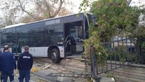 Kadıköy'de kontrolden çıkan metrobüs, yolun karşısındaki duvara çarptı: 2 yaralı